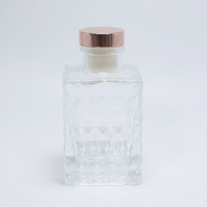 Vente en gros de flacons diffuseurs en verre transparent carré 40ml 90ml 190ml avec bouchon à ouverture facile et gravure personnalisée pour huiles essentielles - Product Image 5