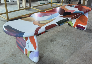 Elegante diseñador pintado a mano mesa de centro otomano vivamente coloreado personalizado Menhir banco para área de entretenimiento - Product Image 5