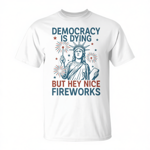 Camiseta con diseño patriótico para mujer, manga corta, cuello redondo, para adultos, con la frase: "La democracia se está muriendo, pero, ¡que hermosos fuegos artificiales!" - Product Image 2
