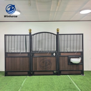 Draaibaar paardenvoedersysteem van aluminium met draaibare voerbak voor paardenboxen in een rijcentrum - Product Image 6