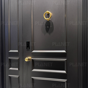 Porte d'entrée double en aluminium noir mat de luxe avec quincaillerie dorée et serrure intelligente - Product Image 5