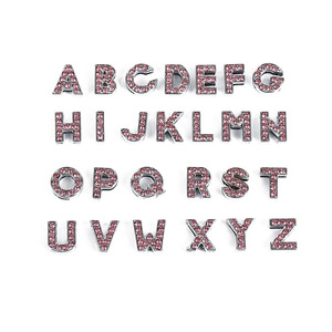 Ciondoli rimovibili in lega A-Z rosa con strass di lusso e motivo a lettere dell'alfabeto - Product Image 6