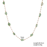 Pendentif papillon ajouré en pierre naturelle irrégulière multicolore (bleu, vert, violet) avec perles en acier inoxydable et plaqué or 14 carats – Tendance et mignon