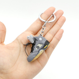 Porte-clés en forme de chaussure AJ5 de la dernière génération, blanc <span class=keywords><strong>et</strong></span> <span class=keywords><strong>noir</strong></span>, créatif, accessoires de chaussures de collection, vente chaude - Product Image 5