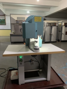 Nouvelle machine d'usine de chaussures <span class=keywords><strong>automatique</strong></span> YUTAI YT-907 pour la pose de boutons à crochet <span class=keywords><strong>sur</strong></span> chaussures de sécurité/chaussures d'escalade/bottes - Product Image 5