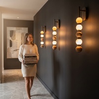 Lampe murale en albâtre naturel personnalisée, luminaire mural en métal multi-sphères pour la décoration intérieure européenne