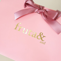 Sacs cadeaux en papier pour bijoux de luxe vert olive mat avec logo personnalisé et poignées en ruban noir pour l'emballage de marques de boutiques
