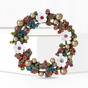 Broche Couronne de Noël en Perles, Alliage Plaqué Or, Strass Colorés, Design Perforé, Personnalisable, Luxe, pour Femme, Fiançailles, Fête - Product Image 3