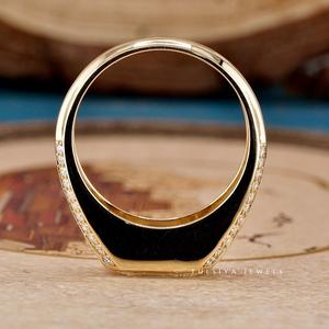 Impresionante anillo de diamantes de joyería fina con banda dividida y un deslumbrante diamante central para propuestas inolvidables. - Product Image 1