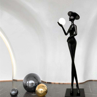 Lampe sur pied décorative en résine avec abat-jour en verre, sculpture abstraite en forme de personnage tenant une boule, pour salon