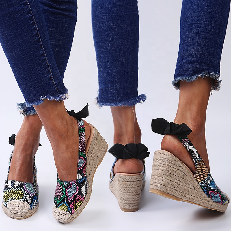 Sandalias con plataforma baja para parecer más alta sin llevar tacones