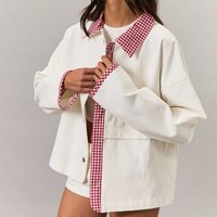 Produsen Jaket Katun Wanita Model Crop Longgar dengan Kerah dan Manset Bermotif Kotak-kotak Gingham Putih Kontras Merah, Kancing Logam, dan Bahu Jatuh