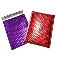 Sacs d'expédition rembourrés en aluminium métallisé rouge brillant avec logo personnalisé pour produits cosmétiques de luxe