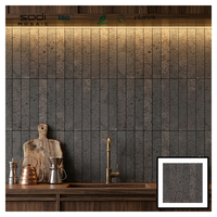 Mosaico de Travertino Rojo Óxido con Textura Natural para Pared y Suelo, en Tiras Rectangulares Verticales, para Revestimiento de Cocina Estilo Toscana