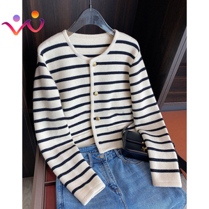 <span class=keywords><strong>Cardigan</strong></span> <span class=keywords><strong>Corto</strong></span> Lavorato a Maglia a Righe Bianche e Nere Moda Coreana Donna Inverno 2023 <span class=keywords><strong>Cardigan</strong></span> Femminile a Maniche Lunghe - Product Image 1