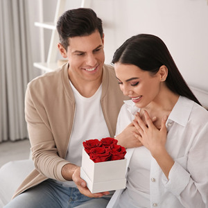 Coffrets cadeaux pour femmes, boîtes à fleurs de roses, roses préservées à vie, éternelles, 4 roses dans un coffret cadeau carré - Product Image 4