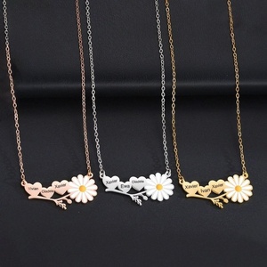 Collar de Acero Inoxidable con Nombre Personalizado, Estilo Bohemio, Flor de Margarita, Chapado en Oro, para Fiestas Románticas, Collar Geométrico con Número - Product Image 1