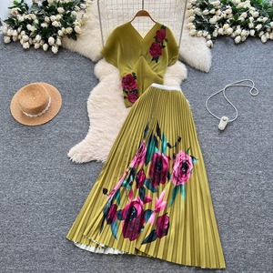 Ensemble de robe plissée respirante pour femme, deux pièces, col en V, motif floral, taille haute, style vintage élégant et formel, de haute qualité - Product Image 3