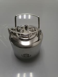 <span class=keywords><strong>Fût</strong></span> à <span class=keywords><strong>bière</strong></span> en acier inoxydable 304 de 6 L avec raccord de type Cornelius à verrouillage à bille et <span class=keywords><strong>fût</strong></span> à vin/soda avec poignées métalliques - Product Image 3