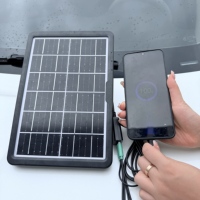 Panel Surya Mono 8W Tingkat Konversi Tinggi All in One dengan Kabel Pengisian Daya USB 5 in 1 untuk Berkemah, Mendaki, dan Pengisian Darurat