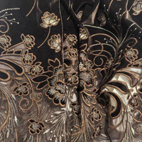 Velours brodé au laser de précision avec motifs floraux stratégiquement placés pour les textiles haute couture
