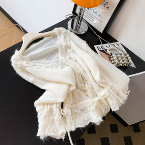Cardigan en tricot blanc à col en V et manches longues avec pompons et détails en dentelle, coupe ample pour femme, style automne - Product Image 3
