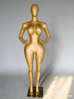 Mannequin de vitrine en plastique, corps entier, BBL, féminin, courbes généreuses, taille fine, hanches larges, mannequins dorés pleine grandeur