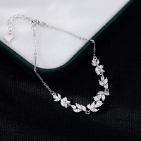 Bracelet Papillon Délicat Plaqué Or 18K avec Zircon Incrusté, Perle et Chaîne à Maillons Croisés – Bijou de Main Premium pour Femmes et Filles, Idéal pour les Fêtes