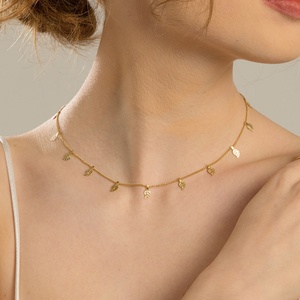 Collier pendentif feuille plaqué or délicat et fin, collier ras-du-cou feuille en acier inoxydable, bijoux - Product Image 1