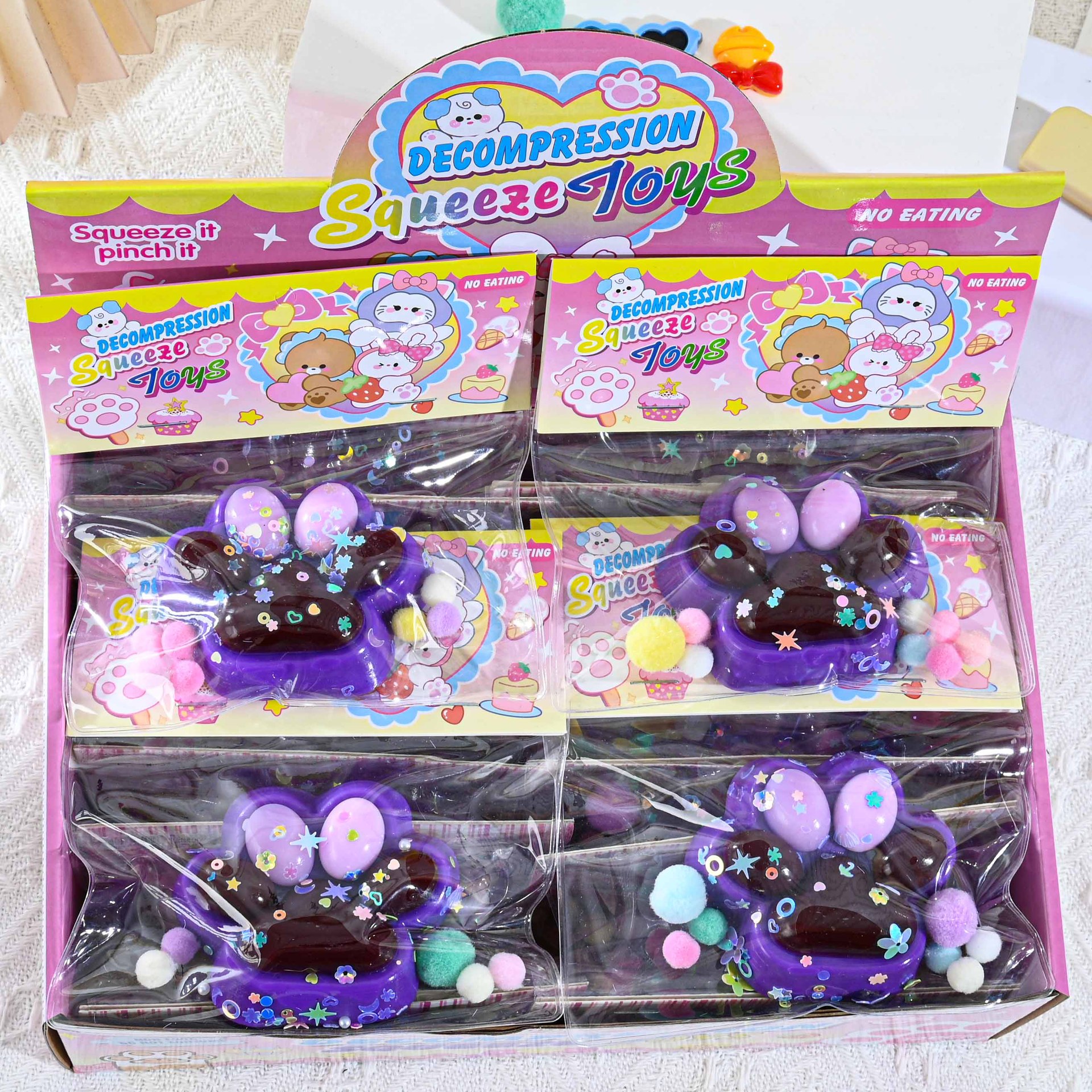พื้นหลังสีม่วงพร้อมกรงเล็บสีน้ำตาล ขนาด 7.5*6.5 ซม. น้ำหนัก 55 กรัม