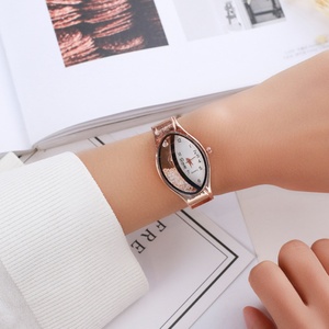 Reloj de Pulsera de Cuero para Mujer, Diseño Ovalado con Efecto de Arena Movediza, Cuarzo, Venta Directa de Fábrica, Oferta Especial - Product Image 5