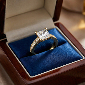 Anillo de compromiso para <span class=keywords><strong>mujer</strong></span> con moissanita VVS de 1 quilate, corte princesa, certificado GRA, en plata 925 chapada en oro con engaste de tensión - Product Image 5