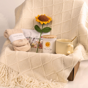 Coffret Cadeau Personnalisable Thème Tournesol : Couverture Portable, Chaussettes, Tasse et Bougie Parfumée avec Motif Tournesol Intégré - Product Image 5