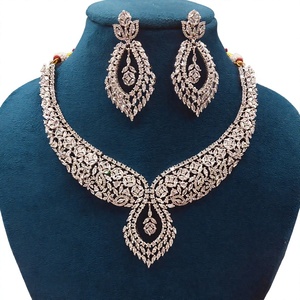 Ensemble Collier et Boucles d'Oreilles Tendance et Élégant en Laiton et Métaux Mixtes pour Femme, Idéal Anniversaires et Mariages - Product Image 4