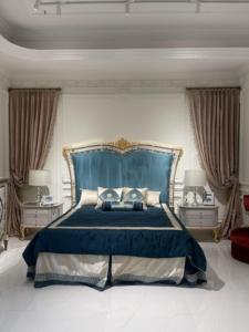 Lit king-size classique de luxe en bois de hêtre <span class=keywords><strong>avec</strong></span> tête de lit haute pour villa, propriétaire, <span class=keywords><strong>chambre</strong></span> à coucher, meubles d'intérieur - Product Image 2