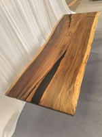 Table de salle à manger en bois massif de style moderne avec plateau en bois massif à bords naturels