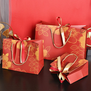 Sac en papier biodégradable personnalisable de style national-chic rouge pour cadeau de mariage avec motif floral et double ruban en soie - Product Image 2