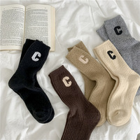 Chaussettes de sport d'hiver épaisses personnalisées Xiangyi pour femmes, haute qualité, jacquard, lettres, respirantes, tricotées, avec revers intégré