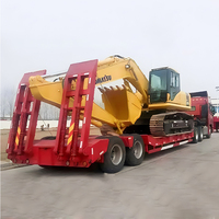 Semi-remorque surbaissée robuste pour flotte industrielle avec échelle de chargement mécanique pour le transport d'excavatrices et de machines lourdes