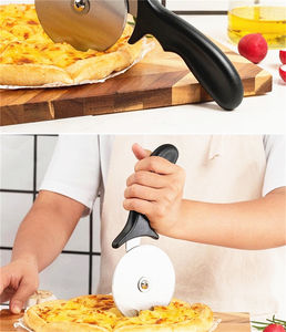 Roue à découper la pizza innovante avec couvercle en plastique, manche en bois, lame en acier à bascule tranchante L35Cm, coupe-pizza Lous Kitchen - Product Image 6