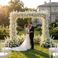 Arche florale de mariage haut de gamme personnalisée avec roses blanches et gypsophile, guirlande de fleurs de luxe pour décor de scène événementielle