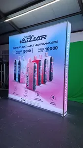 Fondo de exhibición comercial iluminado con pantalla emergente retroiluminada para visibilidad de marca