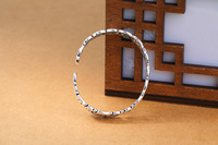 Un Scool of Fish Bracelet en alliage de zinc Poisson plaqué argent Bracelet ouvert réglable à trois couches Cadeau pour les amis Cadeau d'anniversaire