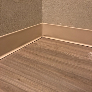 Plinthe autocollante en PVC, résistante à l'humidité, moderne, blanche, <span class=keywords><strong>pour</strong></span> coins et bords, idéale <span class=keywords><strong>pour</strong></span> les hôpitaux et les hôtels - Product Image 1