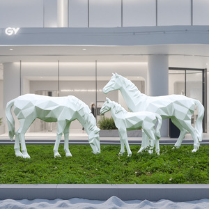 Ensemble de figurines de chevaux en fibre de verre réalistes et résistantes aux intempéries - Sculpture de jardin au design personnalisé pour une utilisation en intérieur/extérieur - Product Image 3