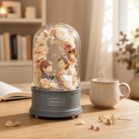 Boîte à musique rotative de luxe avec fleur préservée sous cloche en verre, figurine de couple de mariage, rose éternelle, cadeau de Saint-Valentin et d'anniversaire, vente en gros