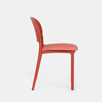 Chaise de salle à manger moderne en plastique rouge pour usage extérieur et commercial en villa, avec design léger, durable et imperméable