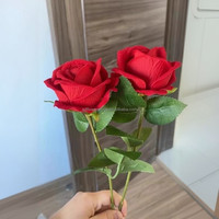 Usine En Vrac En Gros Haute Qualité Artificielle Unique Velours Roses Fleur Rouge Blanc Personnalisé Real Touch Rose Fleurs Décoratives