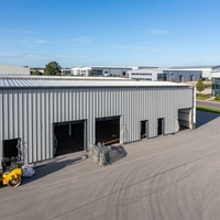 Atelier à grande portée en structure métallique, abri métallique préfabriqué résistant au vent et à la neige, bâtiment de stationnement industriel sur mesure pour véhicules