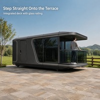 Cabine capsule préfabriquée avec vitrage panoramique incurvé et terrasse intégrée pour utilisation dans les jardins de complexes hôteliers